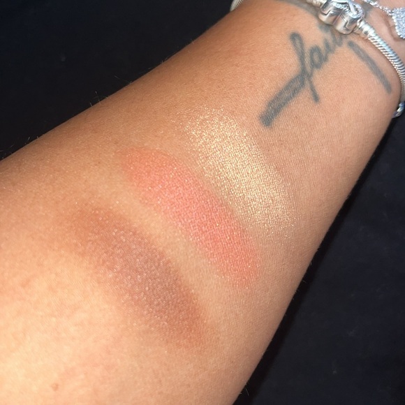 ‼️AUTHENTIC‼️ MAC shiny pretty things face compact. ‼️NIB‼️ - Picture 3 of 3